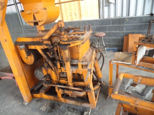 ขาย285000บาทเครื่องทำอิฐบล็อกซื้อมาได้แค่1ปีเลิกกิจการ สภาพดีพร้อมเอาไปทำงานได้เลยคับ