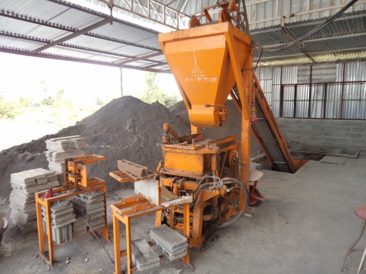 ขาย285000บาทเครื่องทำอิฐบล็อกซื้อมาได้แค่1ปีเลิกกิจการ สภาพดีพร้อมเอาไปทำงานได้เลยคับ