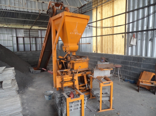 ขาย285000บาทเครื่องทำอิฐบล็อกซื้อมาได้แค่1ปีเลิกกิจการ สภาพดีพร้อมเอาไปทำงานได้เลยคับ