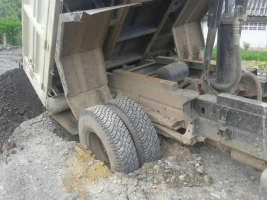 ISUZU NPR  ติดต่อปารวี  0839686255