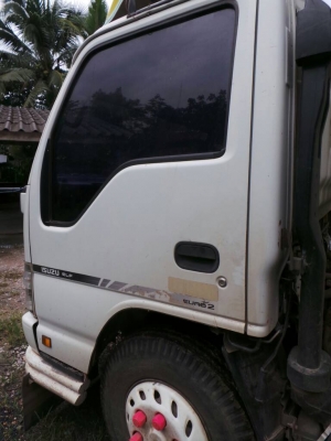 ISUZU NPR  ติดต่อปารวี  0839686255