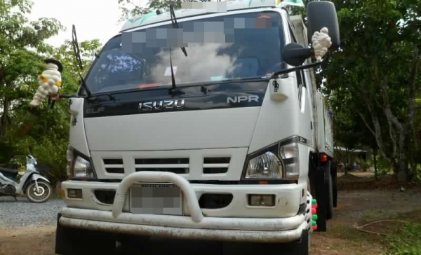 ISUZU NPR  ติดต่อปารวี  0839686255