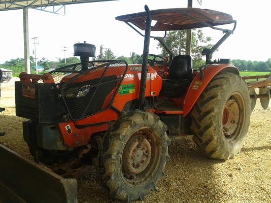 รถไถ KOBOTA M7040 2เพลา สภาพรถใช้งานอยู่  อุปกรณ์ 2ชิ้น ใช้งานน้อย รถปี50 เอกสารเล่มทะเบียน ลดเหลือ 600000 บาทคับ