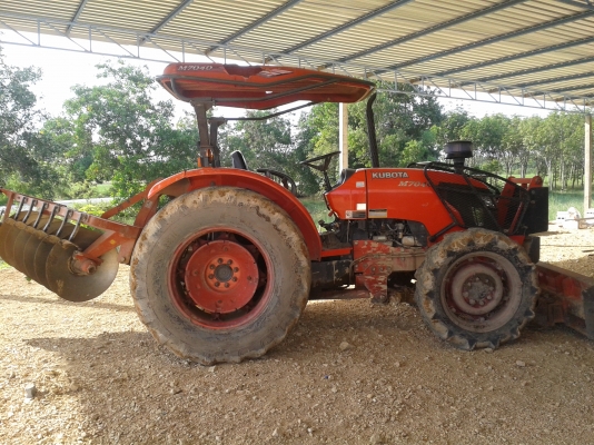 รถไถ KOBOTA M7040 2เพลา สภาพรถใช้งานอยู่  อุปกรณ์ 2ชิ้น ใช้งานน้อย รถปี50 เอกสารเล่มทะเบียน ลดเหลือ 600000 บาทคับ