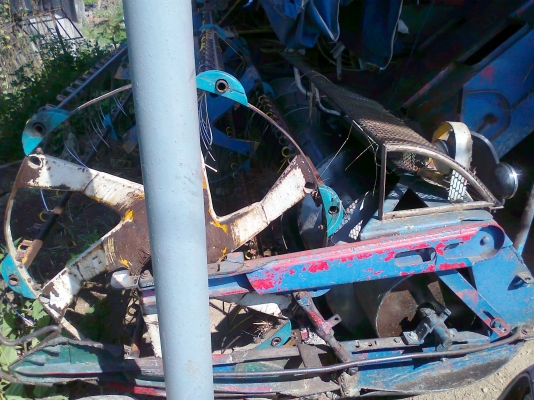 รถเกี่ยวข้าวศักดิ์พัฒนา ขนาดอุ้มข้าวได้มากถึง 2,500 กิโลกรัม.