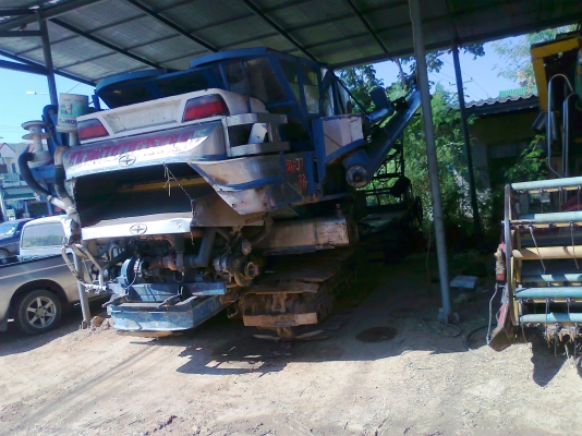 รถเกี่ยวข้าวศักดิ์พัฒนา ขนาดอุ้มข้าวได้มากถึง 2,500 กิโลกรัม.