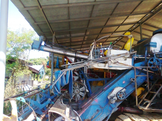 รถเกี่ยวข้าวศักดิ์พัฒนา ขนาดอุ้มข้าวได้มากถึง 2,500 กิโลกรัม.