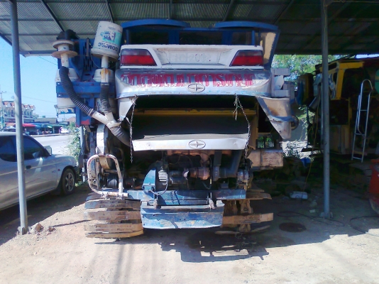 รถเกี่ยวข้าวศักดิ์พัฒนา ขนาดอุ้มข้าวได้มากถึง 2,500 กิโลกรัม.