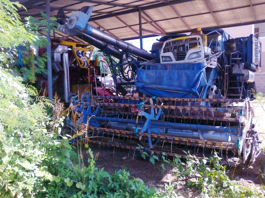 รถเกี่ยวข้าวศักดิ์พัฒนา ขนาดอุ้มข้าวได้มากถึง 2,500 กิโลกรัม.