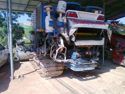 รถเกี่ยวข้าวศักดิ์พัฒนา ขนาดอุ้มข้าวได้มากถึง 2,500 กิโลกรัม.