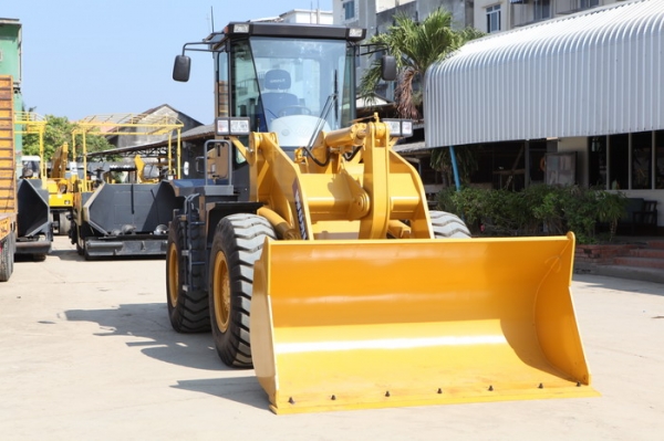 รถตักใหม่ขนาด 2 &amp; 3 คิวยี่ห้อ WORLD W136, W156 แกร่งเหนือใคร ราคาสุดคุ้ม รับประกันให้ 1 ปีพร้อมเปลี่ยนถ่านน้ำมันเครื่องให้ 2 ครั้งหรือตามระยะ