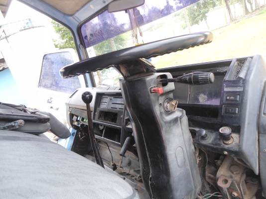 ขายอีซูสุnkr  100  แรง 4bc2พรอ้มตู้แช่เลส