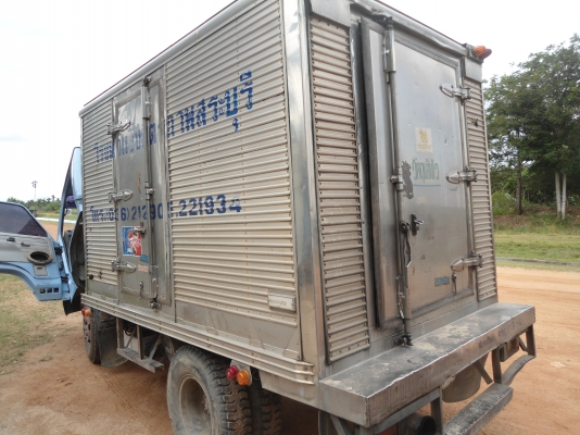 ขายอีซูสุnkr  100  แรง 4bc2พรอ้มตู้แช่เลส