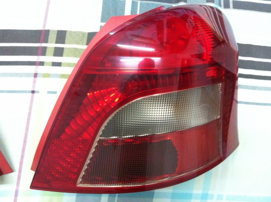 ขาย ไฟท้าย Toyota yaris ของแท้ 1คู่ สภาพใหม่มาก ถอดเก็บไม่ได้ใช้