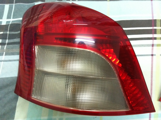 ขาย ไฟท้าย Toyota yaris ของแท้ 1คู่ สภาพใหม่มาก ถอดเก็บไม่ได้ใช้