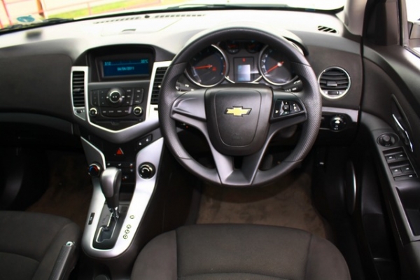 CHEVROLET CRUZE 1.8 ปี2011 สีขาว ออโต้ ติดLPG ใช้ได้2ระบบ รถคัดสภาพเกรดA การันตีไม่มีชนหนัก จมน้ำ ลูกค้าดีจัดไฟแนนซ์ได้100\% ติดเครดิต บ้านเช่า ทะเบียนบ้านต่างจังหวัด ไม่มีคนค้ำ งบดาวน์น้อย เครดิตอ่อน ปรึกษากันก่อนนะครับ เช็คเครดิตก่อนรับเงินจอง