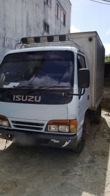 รถอีซูซุ 6 ล้อ ตู้แห้ง 88 แรงม้า ปี 43  สนใจติดต่อ 081 - 6079515