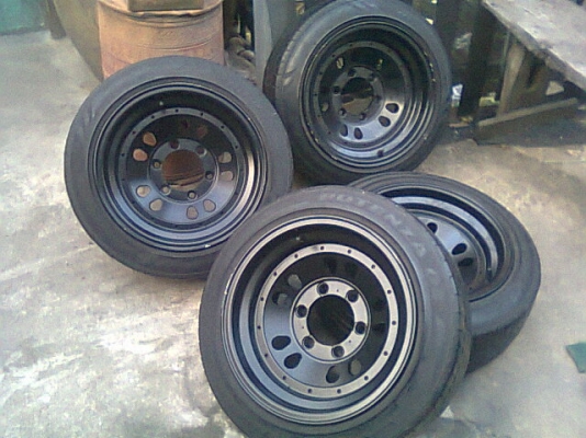 ขายแม็กลายหยดน้ำสีดำ 6รู ใส่ช้างเหยียบหล่อๆ กว้าง 8นิ้ว พร้อมยาง ส่งได้ทั่วไทย