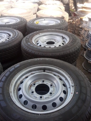 ขายยางพร้อมกะทะ 215 70 15  มี 9 ชุด ยางถอดป้ายเเดงไม่เคยลงดิน ปี 2013 ทั้งหมด