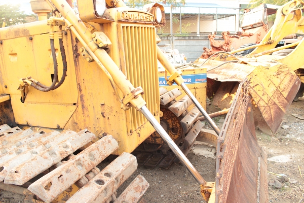 ขายรถแทรกเตอร์ดันดิน KOMATSU D30P-15 4สูบ ราคา 430,000บาท ขายรถแทรกเตอร์ดันดิน KOMATSU D30P-15 4สูบ ราคา 430,000บาท