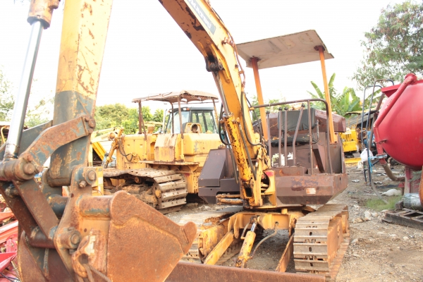 ขายแบคโฮ KOMATSU PC10-5 3สูบ ราคา 215,000 บาท ขายแบคโฮ KOMATSU PC10-5 3สูบ ราคา 215,000 บาท