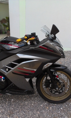 ขาย KAWASAKI NINJA 2013 สภาพสวยขั้นเทพ มีของแต่งให้ด้วย รถจดทะเบียน 24 มิถุนายน 2556 (6เดือน) มีเอกสารครบโอนได้เลย ภาษีไม่ขาด รถวิ่งน้อยครับ 5200 โล สภาพรถ 95\%ขึ้นครับ ได้ไปเหมือนได้รถใหม่ ความเร็วรถวิ่งได้ 160+   ขอขายราคา 120000 บาทถ้วน ไม่ลดงดต่อครับ แ