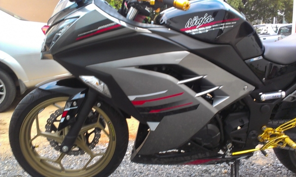 ขาย KAWASAKI NINJA 2013 สภาพสวยขั้นเทพ มีของแต่งให้ด้วย รถจดทะเบียน 24 มิถุนายน 2556 (6เดือน) มีเอกสารครบโอนได้เลย ภาษีไม่ขาด รถวิ่งน้อยครับ 5200 โล สภาพรถ 95\%ขึ้นครับ ได้ไปเหมือนได้รถใหม่ ความเร็วรถวิ่งได้ 160+   ขอขายราคา 120000 บาทถ้วน ไม่ลดงดต่อครับ แ