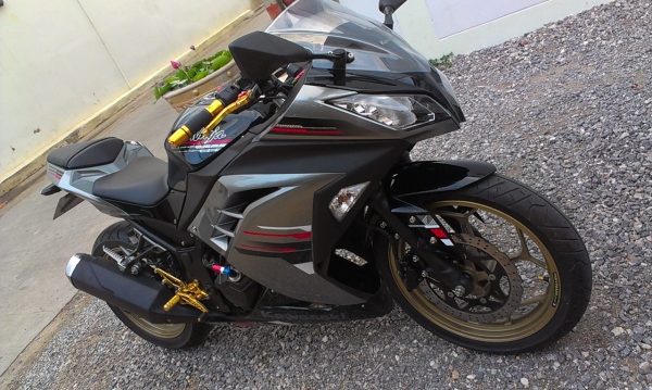 ขาย KAWASAKI NINJA 2013 สภาพสวยขั้นเทพ มีของแต่งให้ด้วย รถจดทะเบียน 24 มิถุนายน 2556 (6เดือน) มีเอกสารครบโอนได้เลย ภาษีไม่ขาด รถวิ่งน้อยครับ 5200 โล สภาพรถ 95\%ขึ้นครับ ได้ไปเหมือนได้รถใหม่ ความเร็วรถวิ่งได้ 160+   ขอขายราคา 120000 บาทถ้วน ไม่ลดงดต่อครับ แ