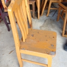 เก้าอี้กินข้าวไม้มะค่าไม้แผ่นเดียวเป็นไม้รุ่นเก่าแก่ครับมะค่าทั้งหมดครับ หน้าประมาณ 17 นิ้ว เก้าอี้แน่นนึบครับราคานี้น่าเก็บครับมีทั้งหมด 10 ตัวครับใช้ยาวครับ