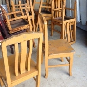 เก้าอี้กินข้าวไม้มะค่าไม้แผ่นเดียวเป็นไม้รุ่นเก่าแก่ครับมะค่าทั้งหมดครับ หน้าประมาณ 17 นิ้ว เก้าอี้แน่นนึบครับราคานี้น่าเก็บครับมีทั้งหมด 10 ตัวครับใช้ยาวครับ