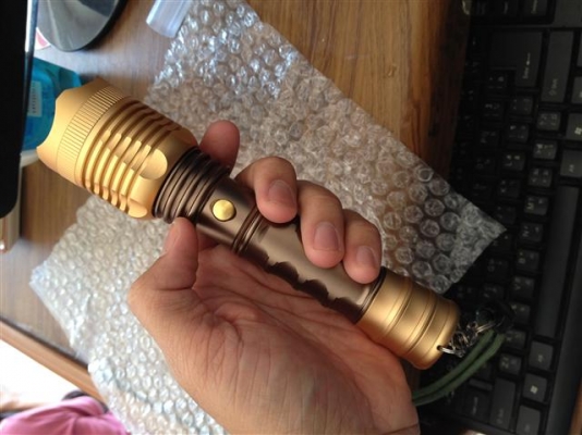 ขายไฟฉายสีทอง พรีเมี่ยม น่าสะสม แรงปานกลาง กันน้ำได้