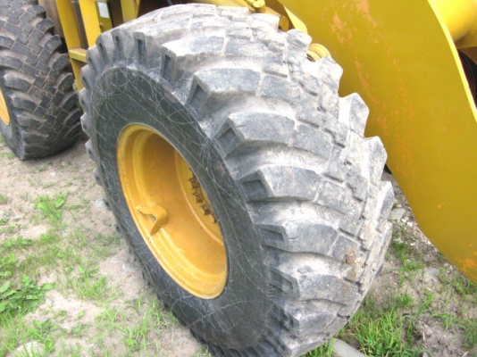 รถตักล้อยาง 510-15357  สภาพสวย   นี้ โทร.081-373-0559