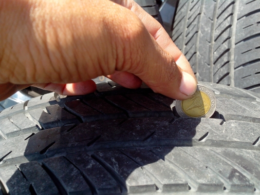 ขายแม้กพร้อมยาง ขอบ15 215/65/96w พร้อมยางdeestoneปี12