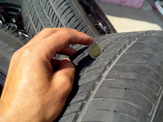 ขายแม้กพร้อมยาง ขอบ15 215/65/96w พร้อมยางdeestoneปี12