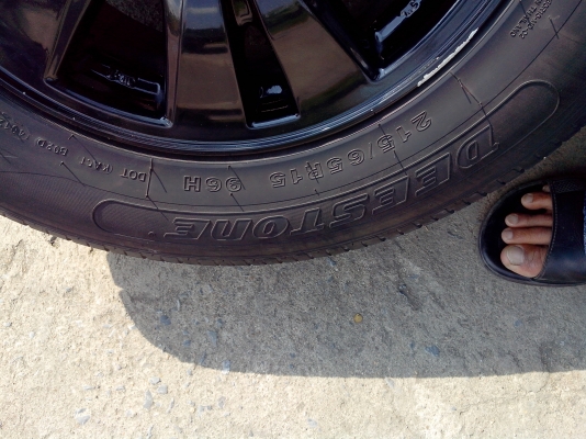 ขายแม้กพร้อมยาง ขอบ15 215/65/96w พร้อมยางdeestoneปี12