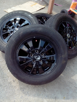 ขายแม้กพร้อมยาง ขอบ15 215/65/96w พร้อมยางdeestoneปี12