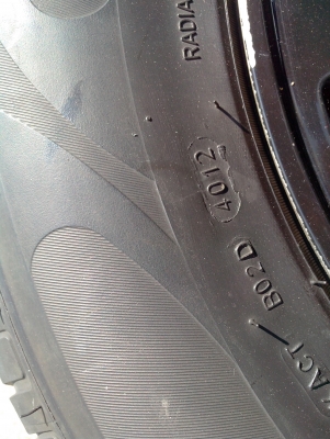 ขายแม้กพร้อมยาง ขอบ15 215/65/96w พร้อมยางdeestoneปี12