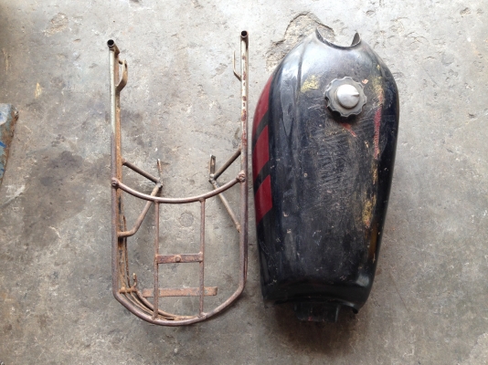 ขายอะไหล่รถคลาสสิค 2 ชิ้น ถังน้ำมัน Honda JX ของแท้ พร้อมหัวก็อก ตะแกงชุดแต่งงานเก่า SUZUKI K-125 เดิมๆ ขายเหมาถูกๆครับ