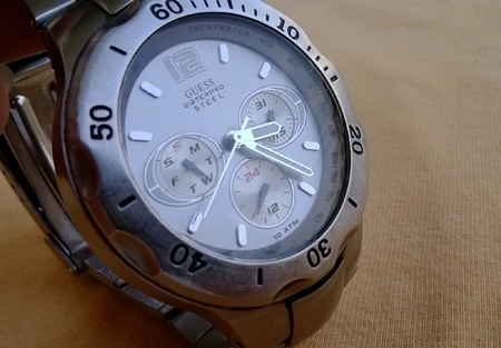 GUESS quartz japan movt ขนาด 43มม.รวมเม็ด ขอบหมุนได้ GUESS quartz japan movt ขนาด 43มม.รวมเม็ด ขอบหมุนได้