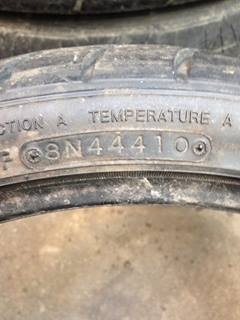 ขายยาง NITTO NT555   215-35-18 ปลายปี10 ดอกเต็มๆ 1คู่ครับ