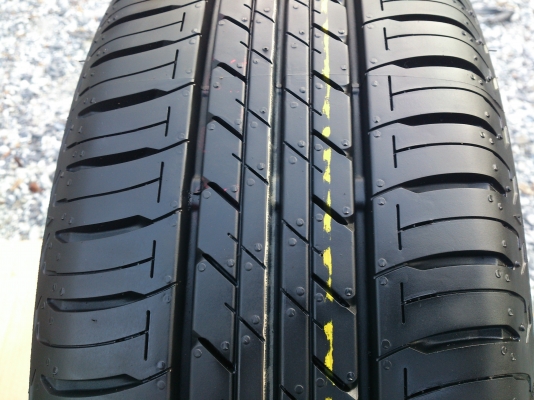 ขายแม็กพร้อมยางถอดป้ายแดง toyota new yaris ยางบริสโตน 185/60R15 ยางสัปดาห์ที่38 ปี13 ตุ่มหน้ายางอยู่่ครบทุกเส้น พร้อมน๊อตแท้ 16 ตัว