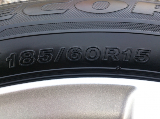 ขายแม็กพร้อมยางถอดป้ายแดง toyota new yaris ยางบริสโตน 185/60R15 ยางสัปดาห์ที่38 ปี13 ตุ่มหน้ายางอยู่่ครบทุกเส้น พร้อมน๊อตแท้ 16 ตัว