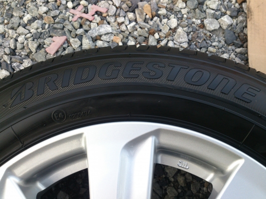 ขายแม็กพร้อมยางถอดป้ายแดง toyota new yaris ยางบริสโตน 185/60R15 ยางสัปดาห์ที่38 ปี13 ตุ่มหน้ายางอยู่่ครบทุกเส้น พร้อมน๊อตแท้ 16 ตัว