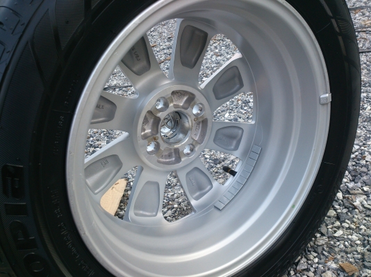 ขายแม็กพร้อมยางถอดป้ายแดง toyota new yaris ยางบริสโตน 185/60R15 ยางสัปดาห์ที่38 ปี13 ตุ่มหน้ายางอยู่่ครบทุกเส้น พร้อมน๊อตแท้ 16 ตัว