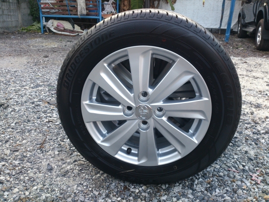 ขายแม็กพร้อมยางถอดป้ายแดง toyota new yaris ยางบริสโตน 185/60R15 ยางสัปดาห์ที่38 ปี13 ตุ่มหน้ายางอยู่่ครบทุกเส้น พร้อมน๊อตแท้ 16 ตัว