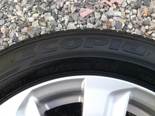 ขายแม็กพร้อมยางถอดป้ายแดง toyota new yaris ยางบริสโตน 185/60R15 ยางสัปดาห์ที่38 ปี13 ตุ่มหน้ายางอยู่่ครบทุกเส้น พร้อมน๊อตแท้ 16 ตัว