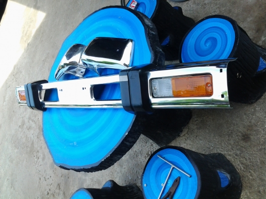 JOECLASSIC..ขายกันชนหน้าดัสสัน720ชุบโครเมี่ยมยกชุดของใหม่เก่าเก็บพร้อมหงอนกันชนหน้า+ไฟหรี่พร้อมเบ้าในกันชน..3500พร้อมส่ง..