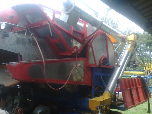 รถเกี่ยวปานเจริญ ตัวเดิน 200 เครื่องมิสซู 24 วาว