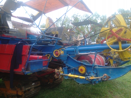 รถเกี่ยวปานเจริญ ตัวเดิน 200 เครื่องมิสซู 24 วาว