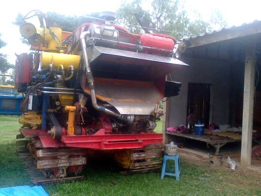 รถเกี่ยวปานเจริญ ตัวเดิน 200 เครื่องมิสซู 24 วาว